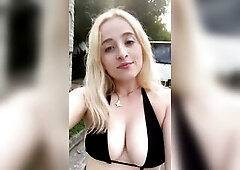 HERMOSA CHICA RUBIA CHUPANDO VERGA EN LA CALLE EN PUBLICO