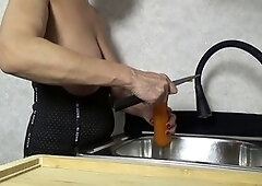 Annabust gets off using a carrot with a close-up of her climax