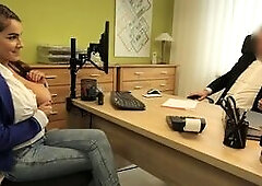 Empleado de banco no puede esperar a ver las enormes tetas falsas de sus clientes