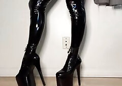 Female-dominator Mastix in PVC and High Heels