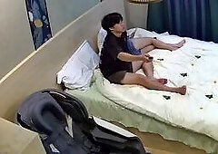 主題酒店 公狗男人帶女朋友開房 直接往逼上撲 按摩椅上都要搞兩手 這公狗腰爆發力牛逼 恨不得把蛋懟進去1-