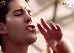 Nikki Leigh frees the nipple by going topless on the beach