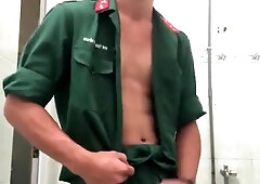 Đi lính nứng quá lẻn vào wc sục