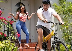 Carmela Clutch Finds Herself In A Sticky Situation And Fucks Out Of It