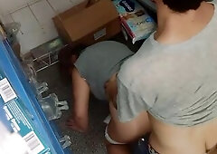 Sexo de perrito en el depósito