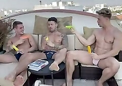 Tres chulazos se comen el polo.