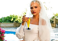 Outdoor solo masturbation with a long-legged blonde Novella Night