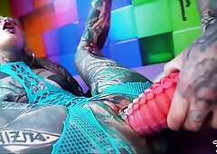 Hard inked lez Illuz use her tentacle strapon on Anuskatzz