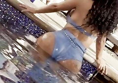 Ariana Grande Dreams of Nicki Minaj's Ass