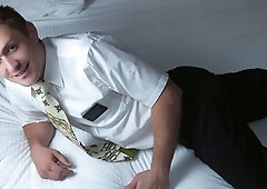 Bubbly beauty Elder Hatch jerking off on a large bed