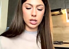 Hot Babe Teasing & Masturbating