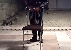 un baiat face romp cun scaun pe faleza pana as ilibereaza sperma futund scaunu