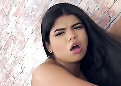 The brunette hair arrives at the casting with a presence that imposes from the 1st second. Her assured gaze, her energy and her way of walking make th