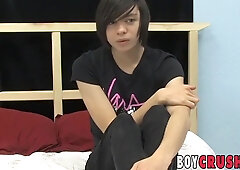 Young goth lad Roxy Crimson ejaculates after jacking for an dialogue