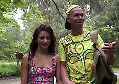 Otsosala Ogromni Chlen Prohozhemu V Lesu