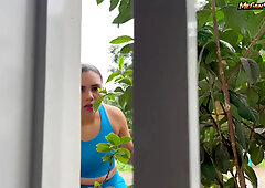Vecina Que Estas Haciendo Ahi Afuera Solita?