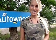 Schmutzige, öffentliche Blowjob-Action mit einer deutschen Blondine