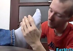 Buff guy gets footworshipped by twink