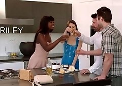 Vixen Riley Reid Has Intense Threesome With Ana Foxxx