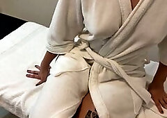 bare massage for a gym beauty