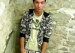 UK twink cums after jerking big dick