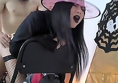 The witch's sexual allure: a ritual that unleashes intense and sexual passions on Halloween