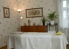 Hot beauty is enjoying every single eny of her oil massage