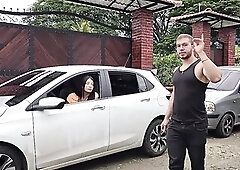 SALOMÉ GIL ES FOLLADA POR EXTRAÑO A CAMBIO DE AYUDARLE A REPARAR SU AUTO