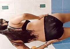 Mumbai college girl showing her pussy and boobs while bathing, enjoying in open, full nude sexy viral MMS