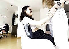 The str8 salon wench's clitoris gets hard