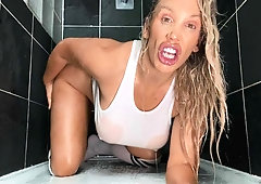 Soloing blonde Rebecca More stimulates her hungry wet pussy