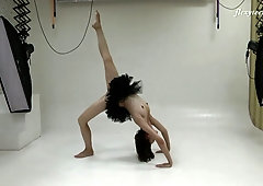 Russian ballerina Galina Markova shows shaved pussy upskirt