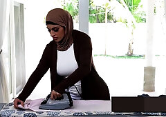 CHEATING THICK EGYPTIAN MILF TAKES DICK WHILE HER MAN IS AT WORK - Handjob