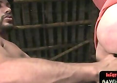 Hunky maledom stretching slaves asshole