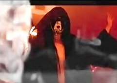 La dama escarlatta de YouTube invitando cordialmente la visten en su canal