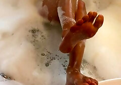 Toe sucking and foot banging in the hawt tub
