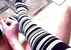 SOCKS JOB - FOOTJOB - TUGJOB- CUM SOCKS - CUM NYLONS