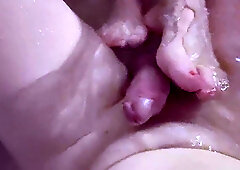 toying with gf in the tub and providing her a foot wank uwu