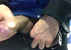 Gozando no mictorio 2