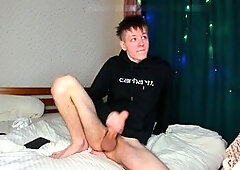 Fan request for a cute 18-year-old twink to get off hands-free