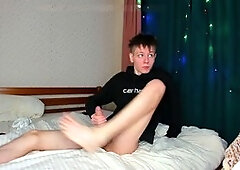 Fan request for a cute 18-year-old twink to get off hands-free