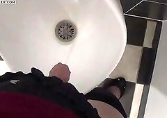 Sade fait pipi debout