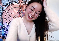 Yiming Curiosity 依鸣 - 2022 新年生活更新！应你们要求我说中文啦！- 中国留学生 美女网红主播