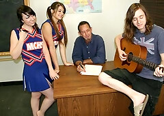 Dakota Charms gives a nice handjob for a horny boyfriend