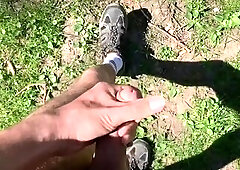 Riskanter Spaziergang und mit meinem Schwanz spielen im öffentlichem Wald