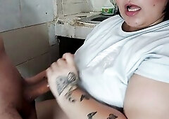 Seduzco a mi hermanastra cuando la veo en ropa inner, me chupa la polla y terminamos follando