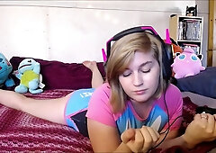 Plumper Blond Hair Lady Gamer Feet Up Nut - Masturbation