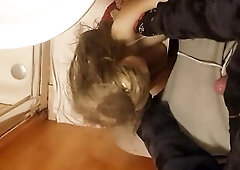 Zorrita con falda provocativa tiene ganas de chupar verga