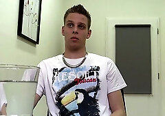 Dude spreads his legs for a hard cock in HD