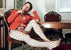 That babe takes her time. Red jacket, fishnet tights, a cigarette between her fingers – the calm of a woman with no thing left to prove and anything